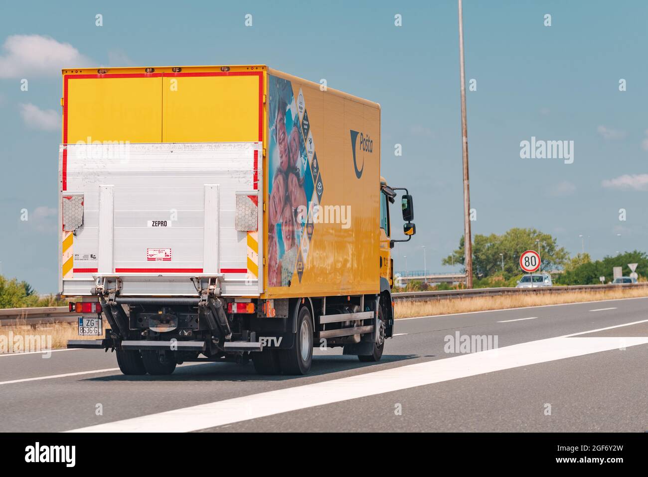 ZAGREB, CROATIE, JUILLET 20. 2021: Camion de livraison Croate Post (Hrvatska Posta) sur la route de Zagreb, illustration éditoriale. Poste croate norma Banque D'Images