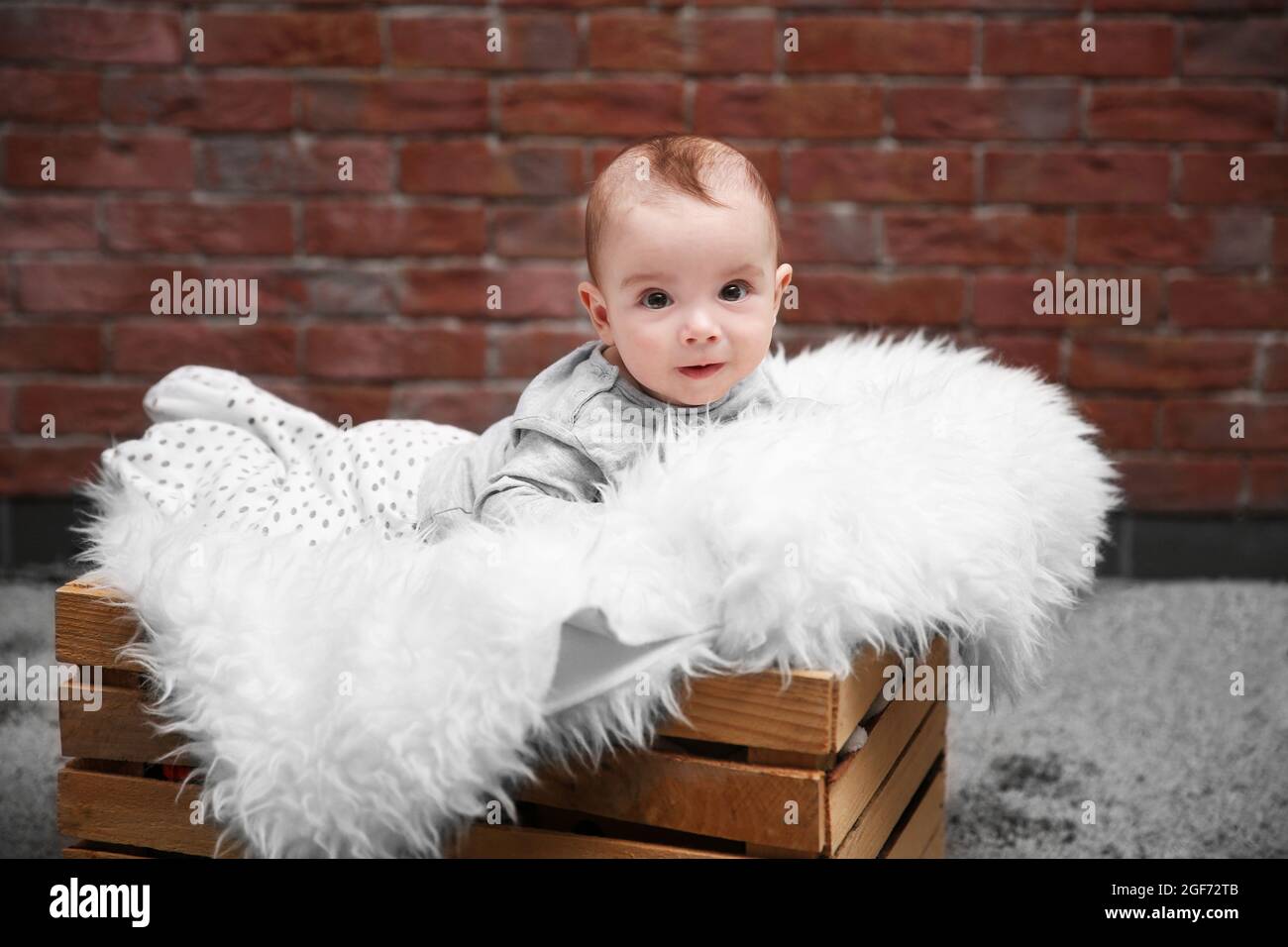 Adorable Bebe Assis Dans Une Boite En Bois Avec Une Douce Plaid Contre Le Fond De Mur De Brique Photo Stock Alamy Adorable Bebe Assis Dans Une Boite En Bois Avec Une Douce Plaid Contre Le Fond De Mur De Brique Photo Stock Alamy