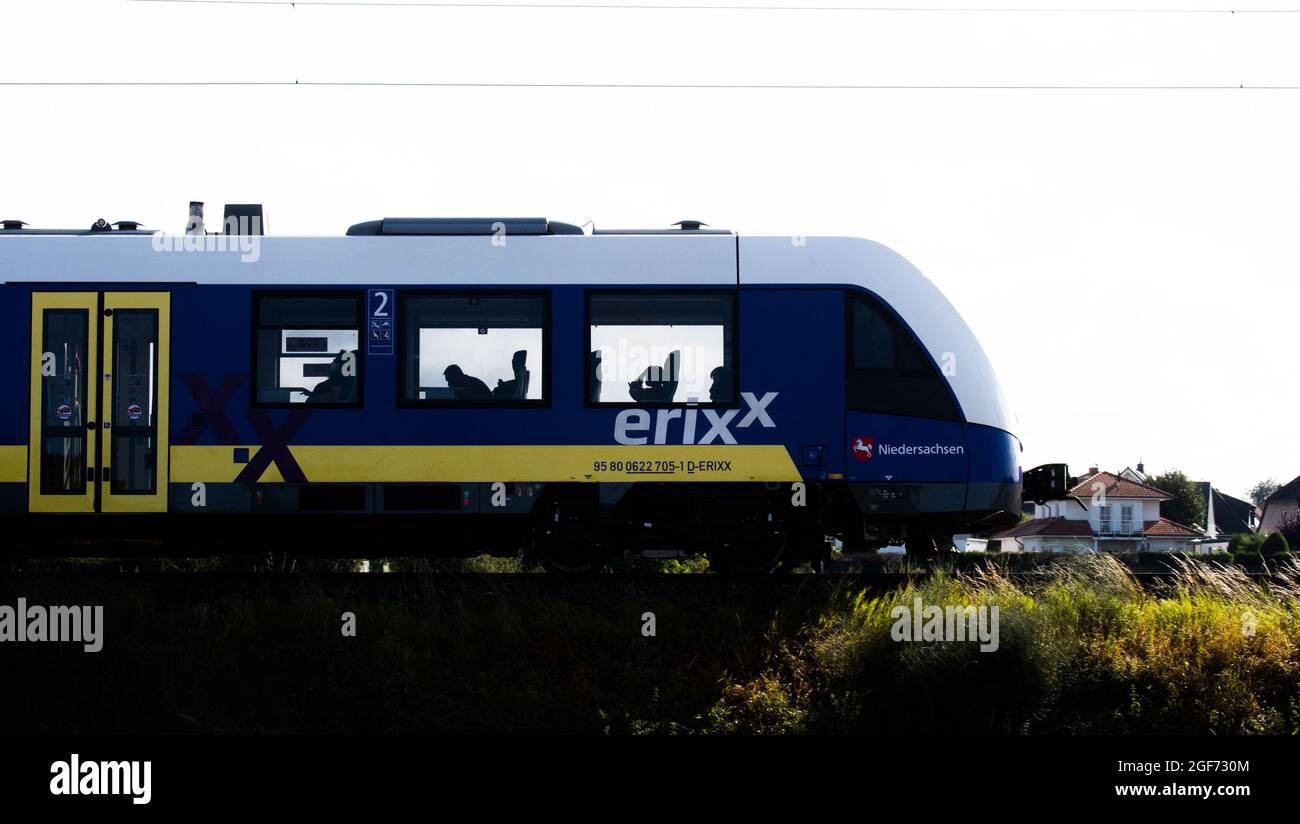 Nordstemmen, Allemagne. 24 août 2021. Un train de la compagnie erixx traverse une ligne de chemin de fer dans le quartier de Hildesheim. Les chemins de fer privés de Basse-Saxe ne sont pas affectés par la grève des conducteurs de train actuelle à la Deutsche Bahn. Les trains sont plus ponctuels que d'habitude parce que les lignes de chemin de fer sont plus libres, ont rapporté les porte-parole. Credit: Julian Stratenschulte/dpa/Alay Live News Banque D'Images