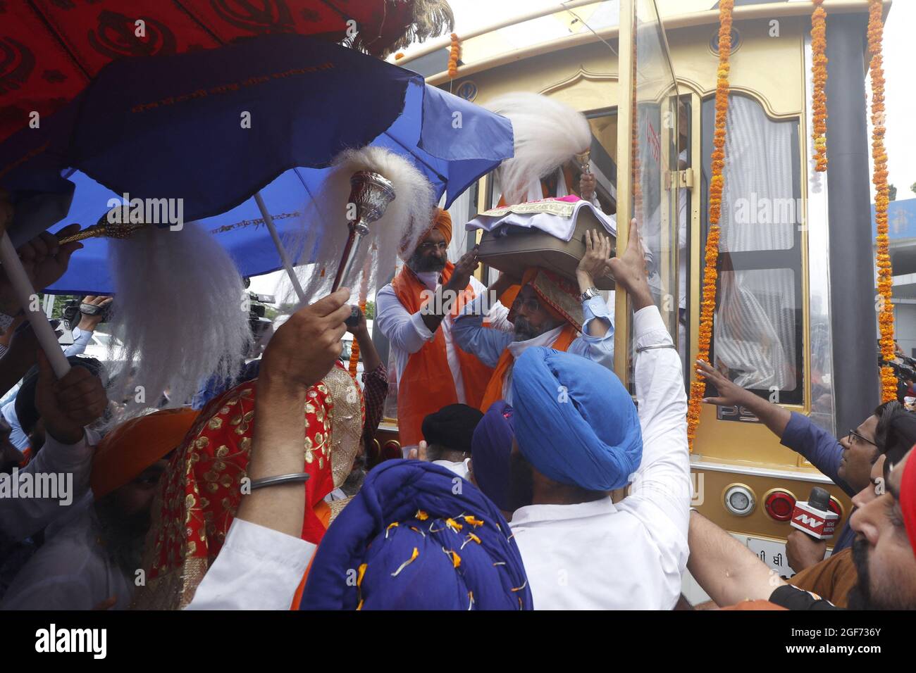 Les membres de Sikh riligion mettant 3 Saroops de Sri Guru Granth Sahib, l'écriture sacrée dans un bus à T3, aéroport IGI à New Delhi, Inde le 24 août 2021. Photo par Anshuman Akash/ABACAPRESS.COM crédit: Abaca Press/Alay Live News Banque D'Images