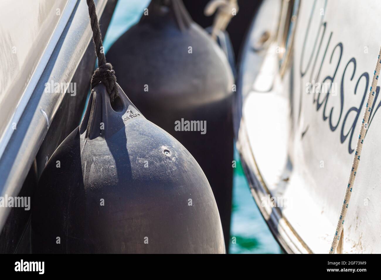 Gros plan de deux ailes gonflables marines sur un bateau pour la protection, par temps ensoleillé Banque D'Images
