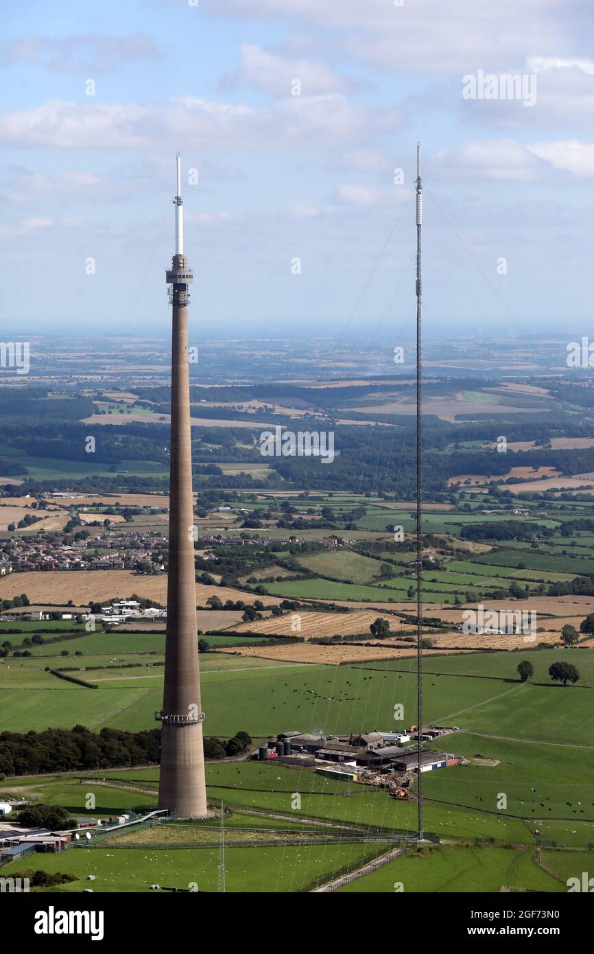 Vue aérienne de l'émetteur du mât de télévision Emley Moor (station de transmission) et du mât temporaire le long de celui-ci, près de Huddersfield, West Yorkshire Banque D'Images