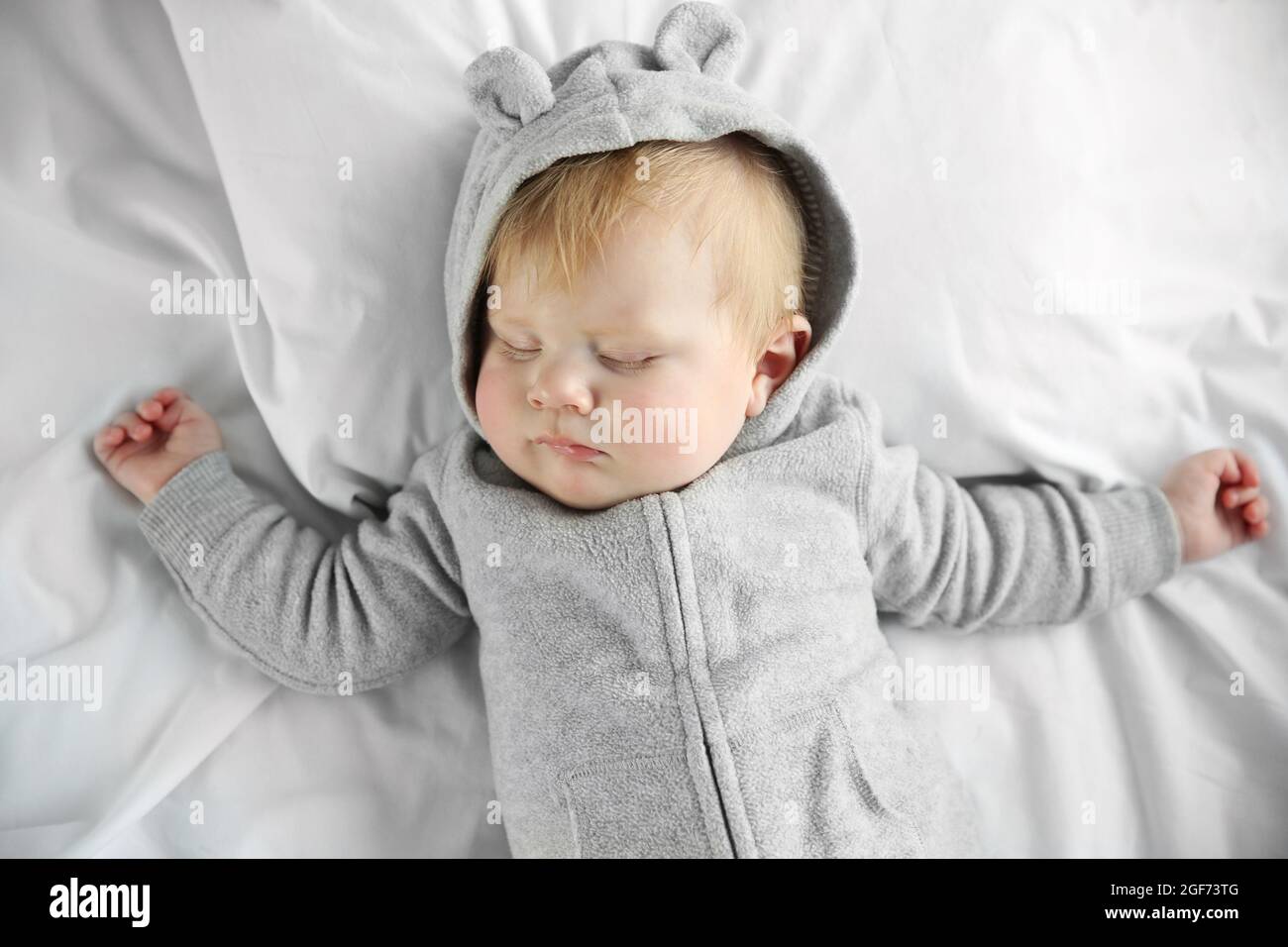 Petit Bebe Garcon Pyjama Gris En Dormant Sur Le Lit Photo Stock Alamy
