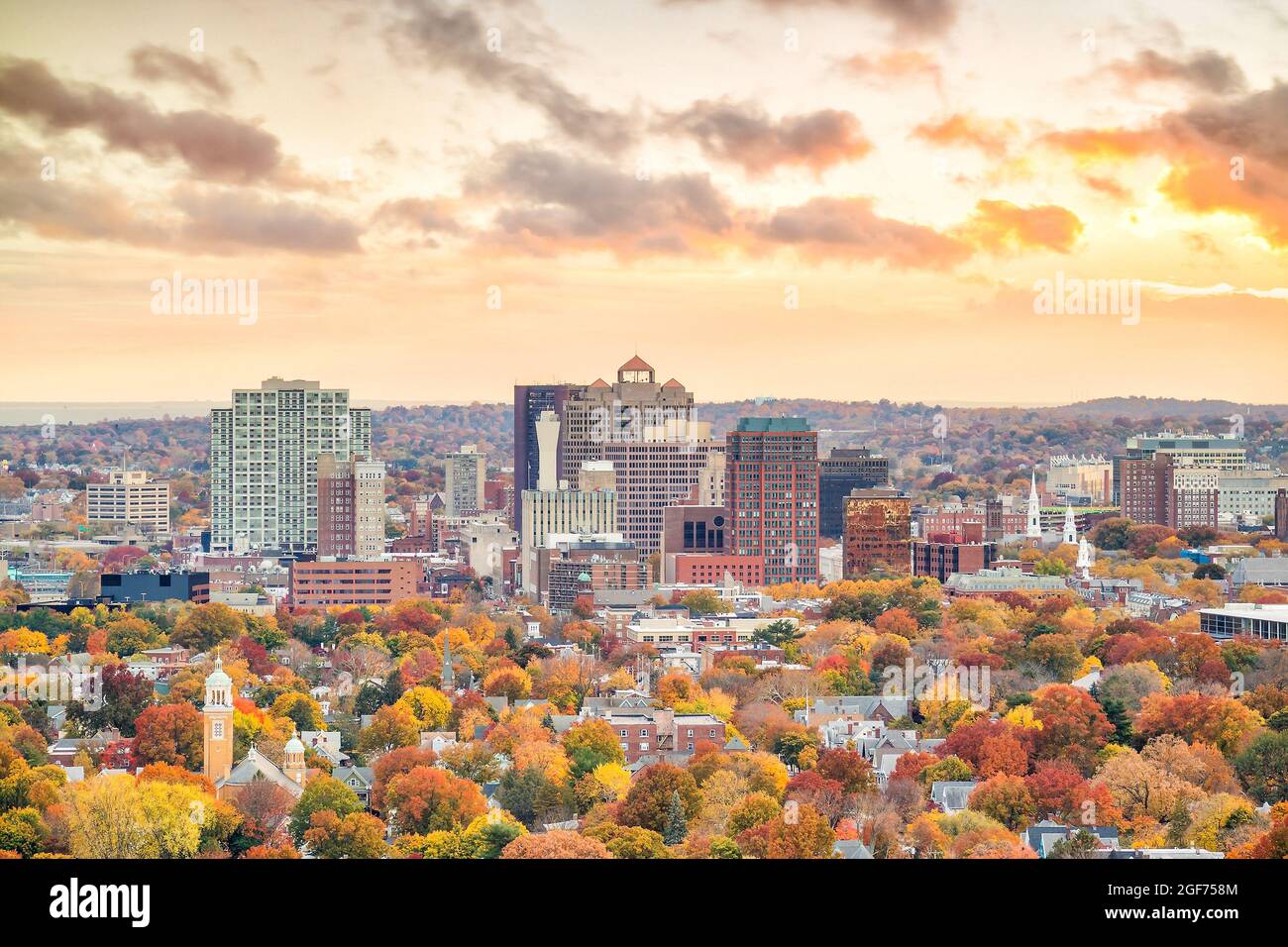 Tombez dans le centre-ville de New Haven depuis le sommet d'East Rock Park Banque D'Images