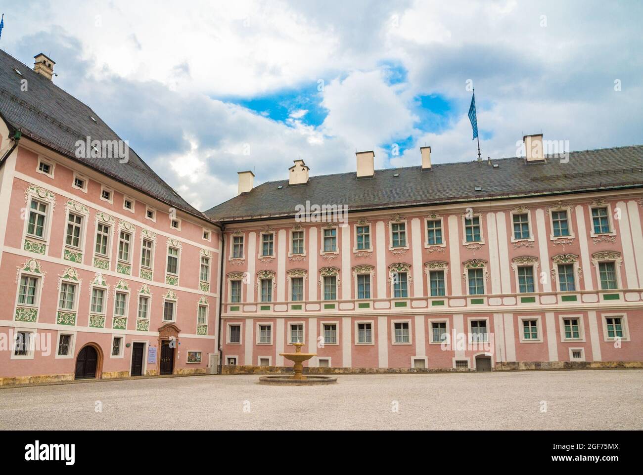 La place du magnifique château royal de Berchtesgaden à la façade rose et devant la Kronprinz-Rupprecht-Brunnen (fontaine du Prince héritier Rupert... Banque D'Images