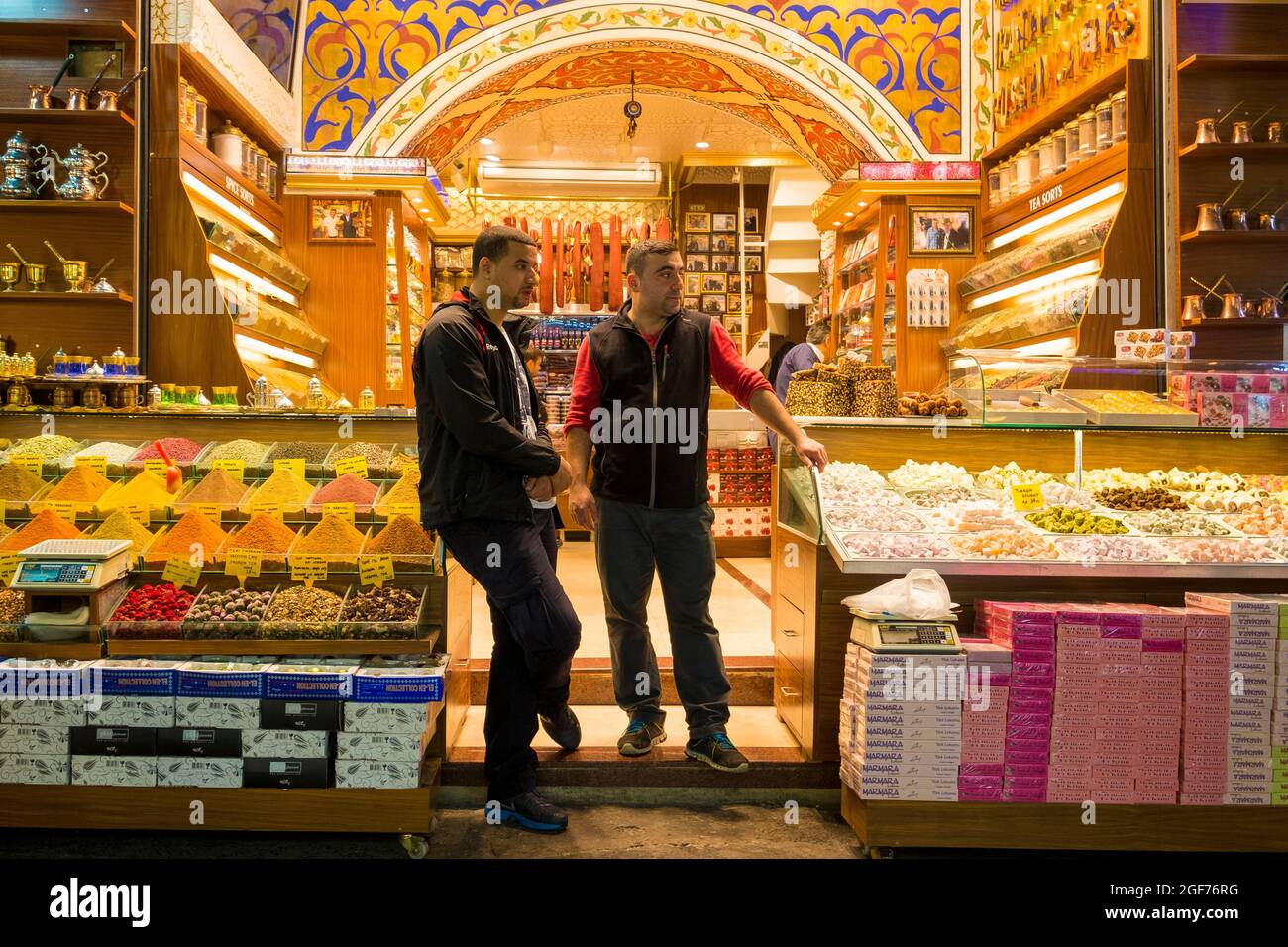 Un couple d'épices, bonbons vendeurs attendant à leur stand, boutique au célèbre Mısır Çarşısı, marché aux épices Bazar. À Istanbul, Turquie. Banque D'Images