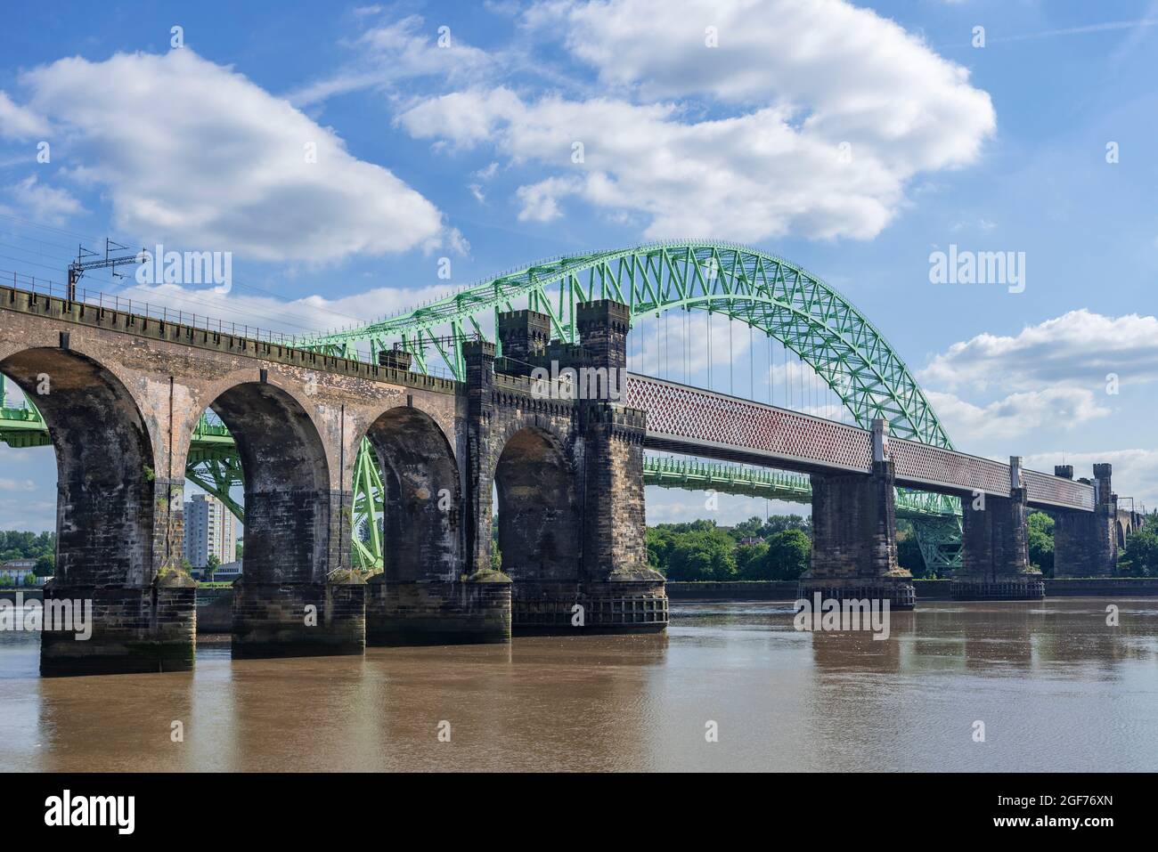Le pont du chemin de fer Runcorn, le pont Ethelfleda ou le pont Britannia traversent la rivière Mersey à Runcorn Gap entre Runcorn et Widnes à Cheshire. Behi Banque D'Images