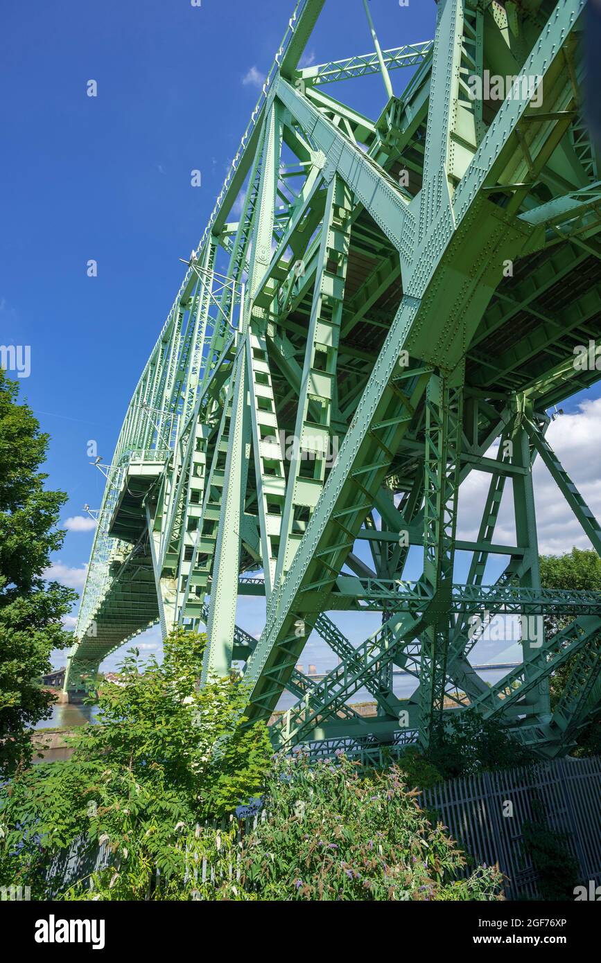 Le pont du Jubilé d'argent ou du Queensway traverse la rivière Mersey à Runcorn Gap entre Runcorn et Widnes à Cheshire. Banque D'Images