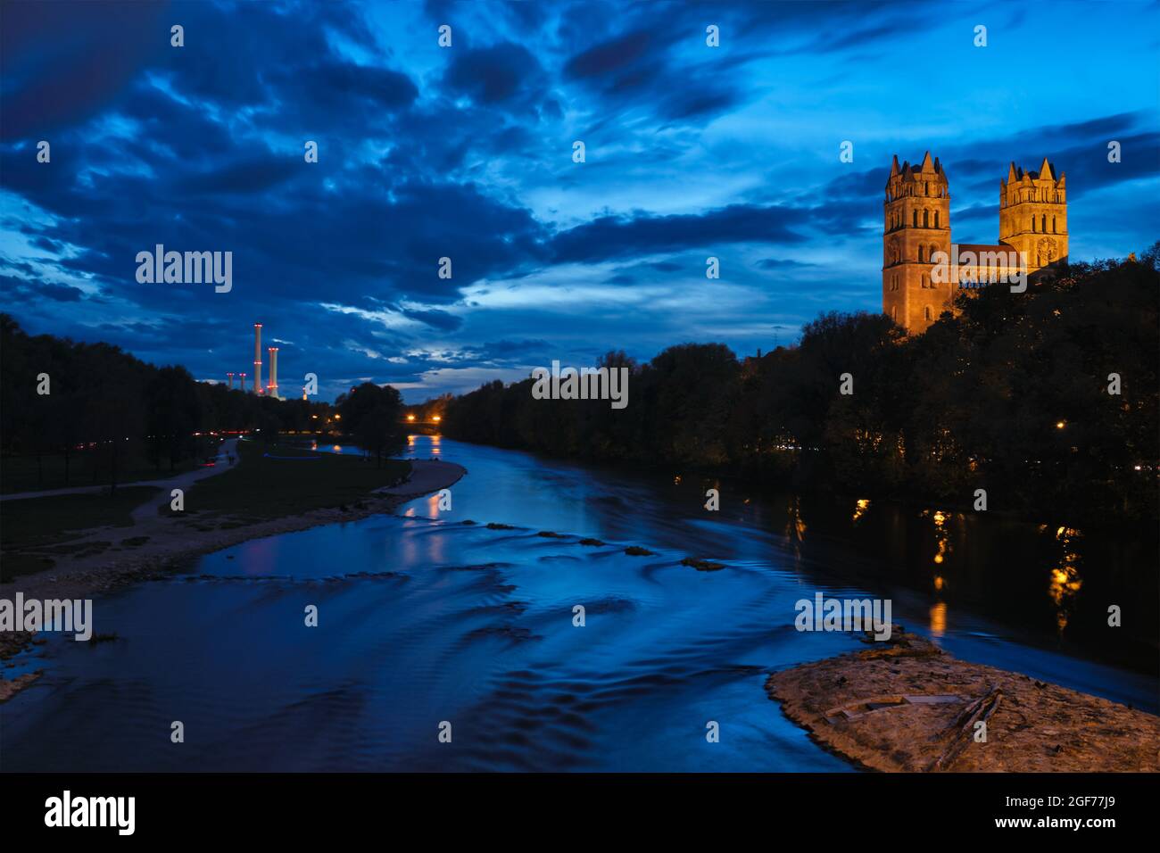Rivière Isar, parc et église St Maximilian depuis le pont de Reichenbach. Munchen, Bavière, Allemagne. Banque D'Images