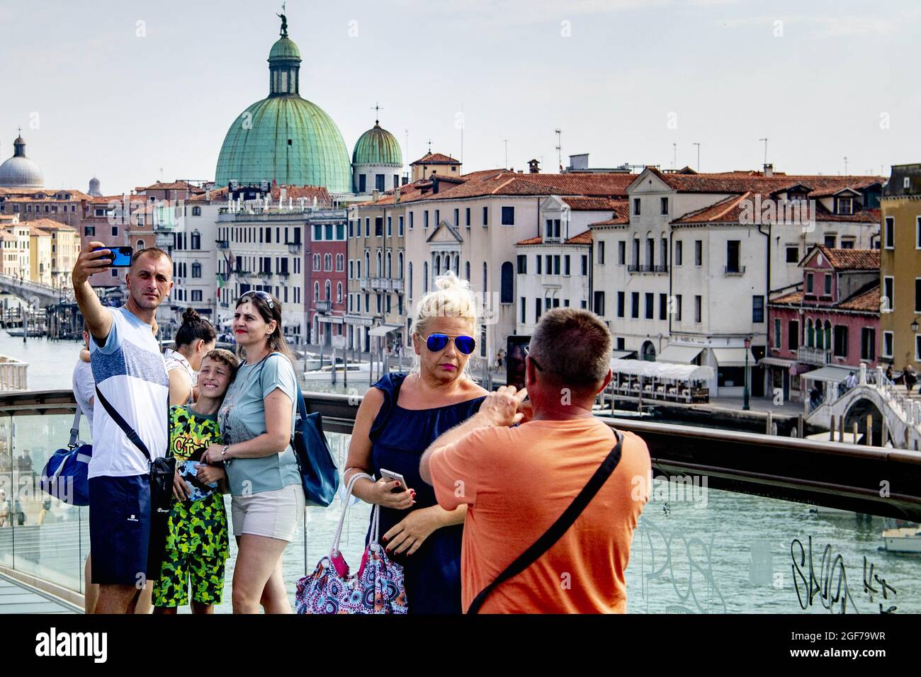 Photo datée du 15 août 2021 de visiteurs en visite à Venise, Italie. Venise est prévu d'imposer des frais d'entrée pour les visiteurs dans une tentative d'empêcher d'énormes marais de touristes de descendre sur la ville. Le journal italien la Stampa a rapporté au cours du week-end qu'un ensemble de mesures destinées à contrôler le tourisme, Qui incluent l'obligation pour les visiteurs de réserver à l'avance, de payer des frais et d'entrer dans la ville par le biais de tourniquets électroniques, est fixé à partir de l'été 2022.les frais d'entrée seraient fixés entre 3 et 10 euros, selon la saison. Photo de Robin Utrecht/ABACAPRESS.COM Banque D'Images