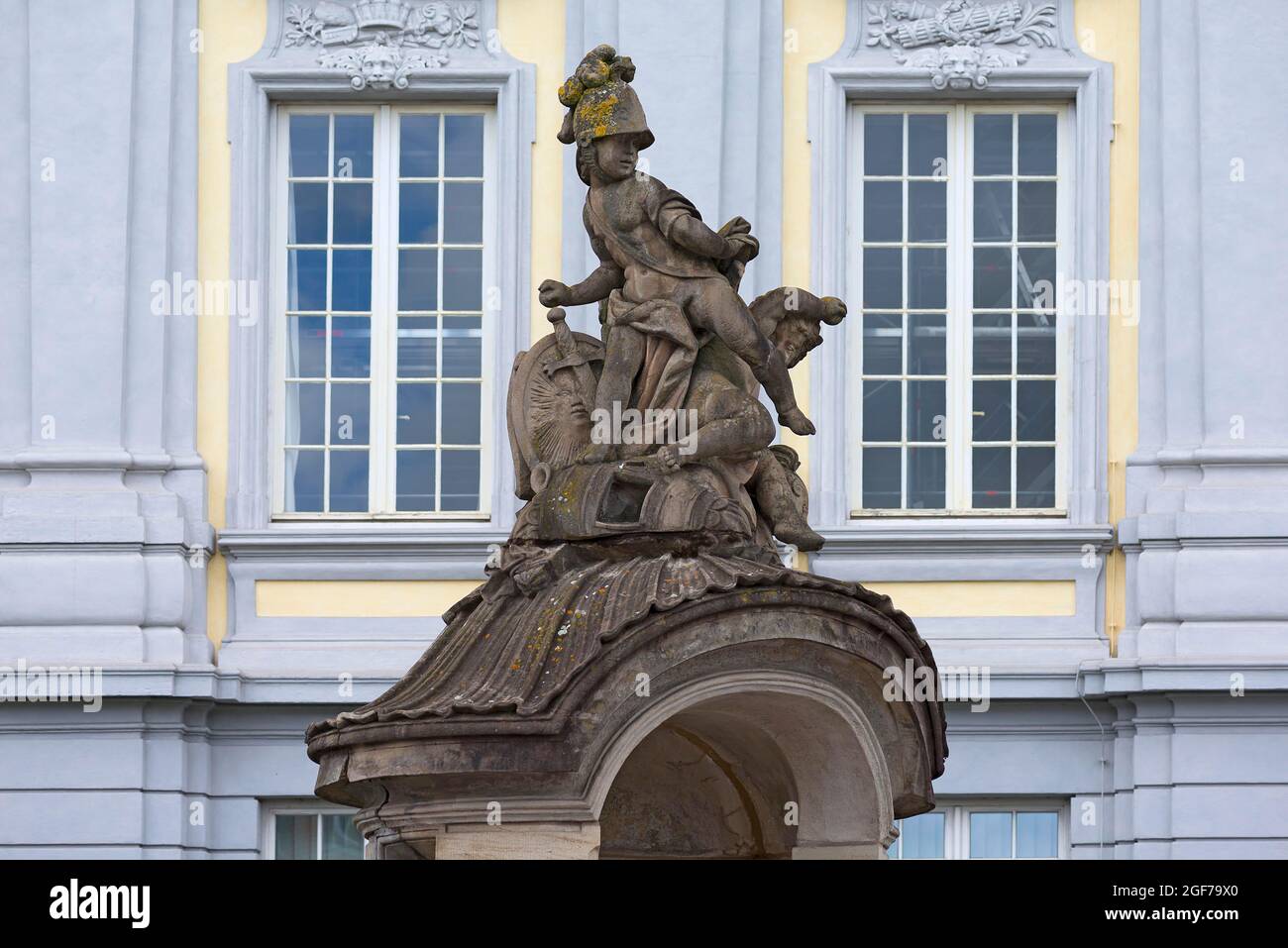 Groupe de sculptures sur l'ancienne maison de garde en face de la résidence Margravial, Ansbach, moyenne-Franconie, Bavière, Allemagne Banque D'Images