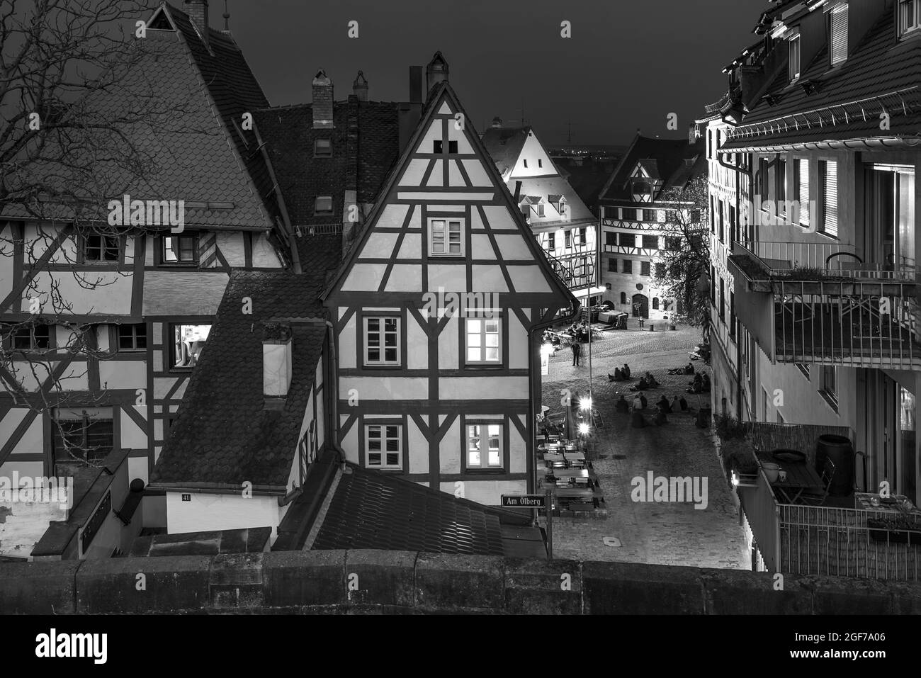 Maisons historiques à colombages dans la vieille ville dans la soirée, Duerer House à l'arrière, Tiergaertnertorplatz, Nuremberg, moyenne-Franconie, Bavière Banque D'Images