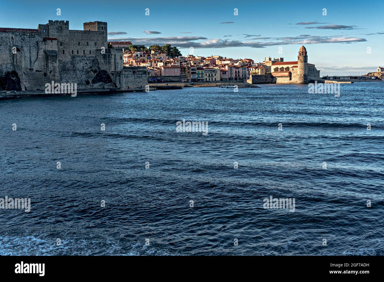 Vue sur Collioure (Cotlliure en catalan) avec le Château et l'église, Pyrénées-Orientales, France. Banque D'Images