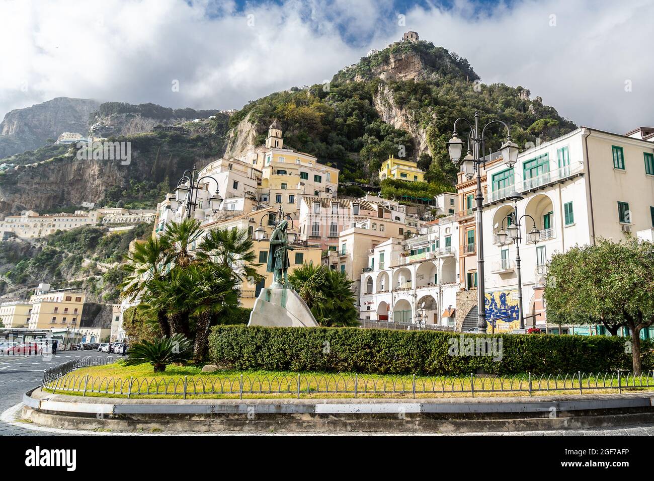 Amalfi, Campanie, Italie, février 2020: Belle vue d'Amalfi depuis la place Flavio Gioia, avec fontaine et statue. Côte amalfitaine, Campanie, Italie Banque D'Images