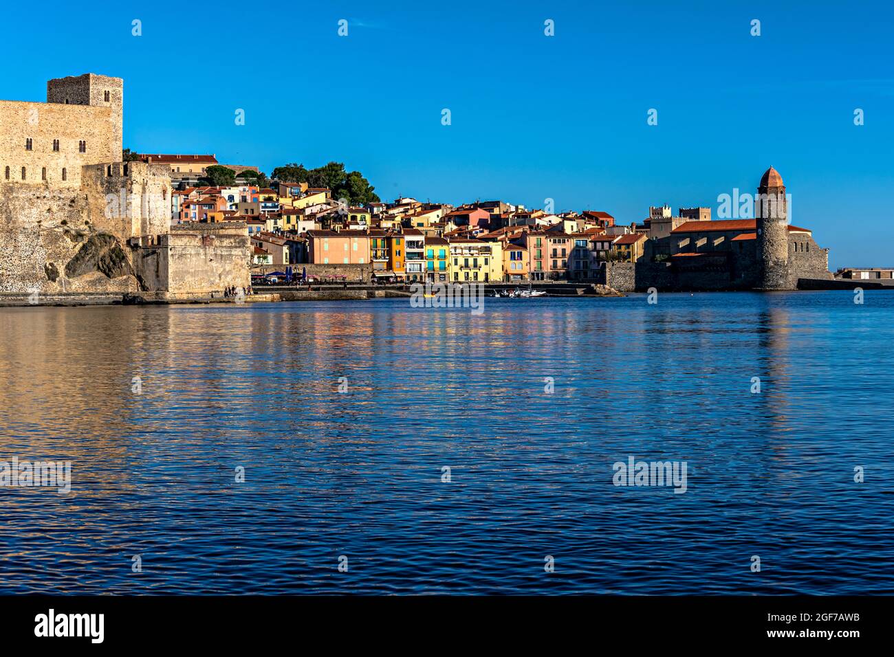 Vue sur Collioure (Cotlliure en catalan) avec le Château et l'église, Pyrénées-Orientales, France. Banque D'Images