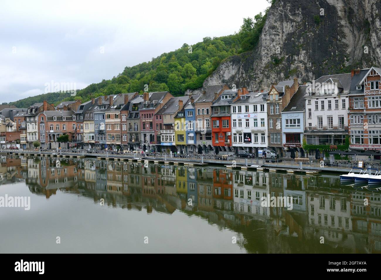 Façade de maisons à Dinant sur la Meuse, province de Namur, Wallonie, Belgique Banque D'Images