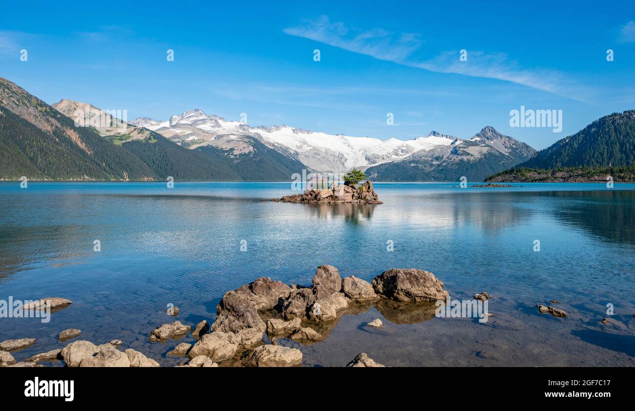 Lac Garibaldi, montagnes reflétées dans le lac glaciaire turquoise, la montagne de la Garde et le pic de déception, glacier derrière, Parc provincial Garibaldi, Britannique Banque D'Images