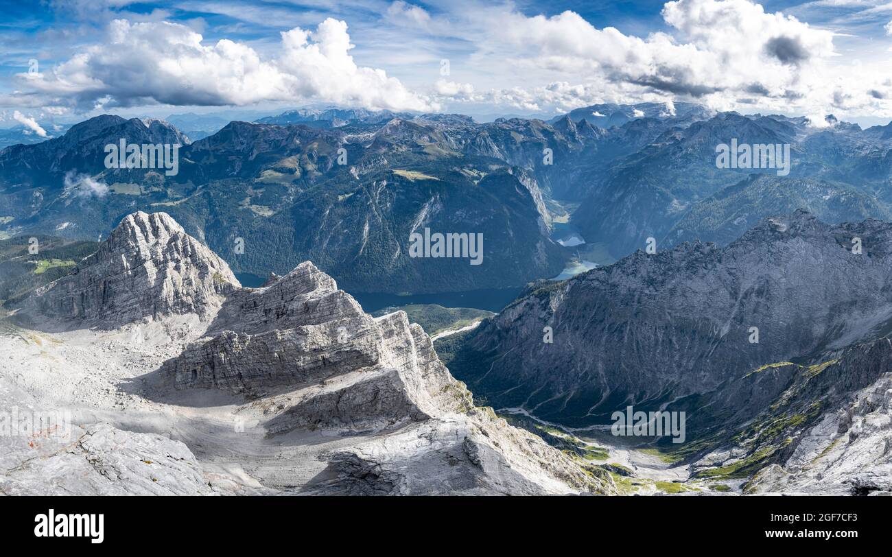 Vue de Watzman Mittelspitze à Watzmankinder, Koenigsee et Hintersee, sentier de randonnée à Watzmann, traversée de Watzmann, Berchtesgaden, Bavière, Allemagne Banque D'Images