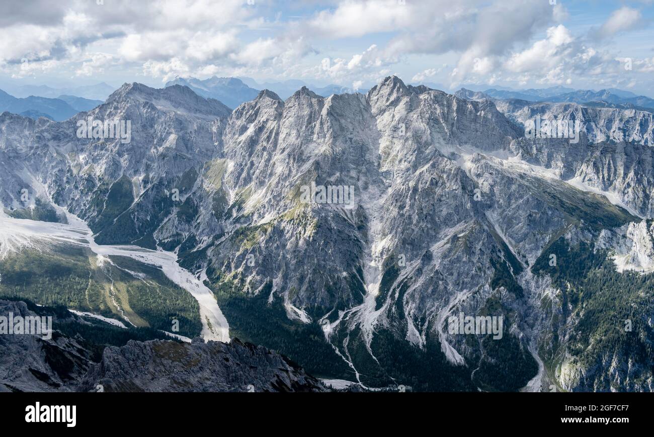 Randonneur avec casque, vue sur les montagnes, chaîne de montagne Hochkalterstock avec Blaueisspitze et Hochkalter, Berchtesgaden, Bavière, Allemagne Banque D'Images