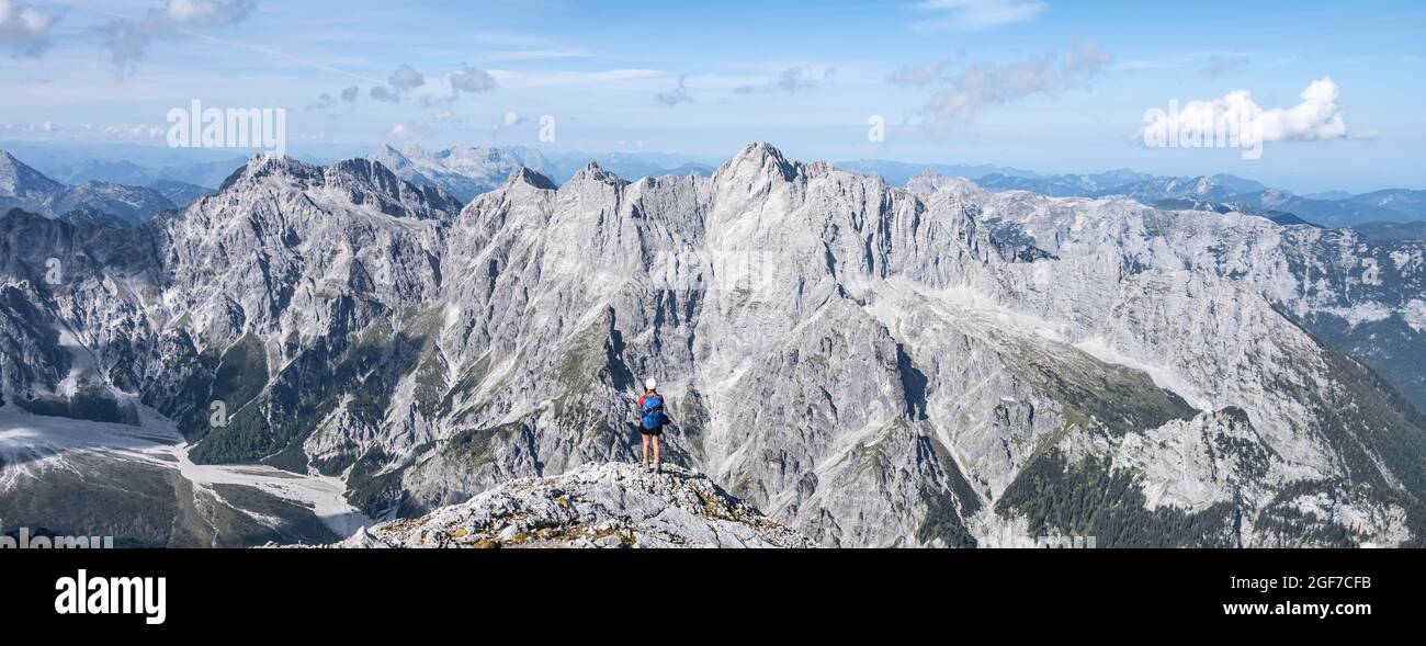 Randonnée avec casque donnant sur les montagnes, chaîne de montagne Hochkalterstock avec Blaueisspitze et Hochkalter, sentier de randonnée vers Watzmann, Watzmann Banque D'Images