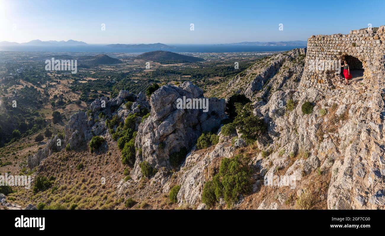 Vue sur l'île à la mer, ruines du château de Paleo Pyli, Kos, Dodécanèse, Grèce Banque D'Images