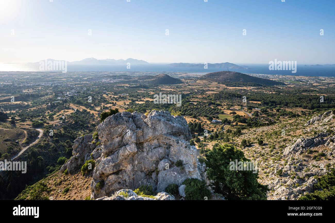 Vue sur l'île à la mer, colline, dans l'île arrière Kalymnos, vue du château Paleo Pyli, Kos, Dodécanèse, Grèce Banque D'Images