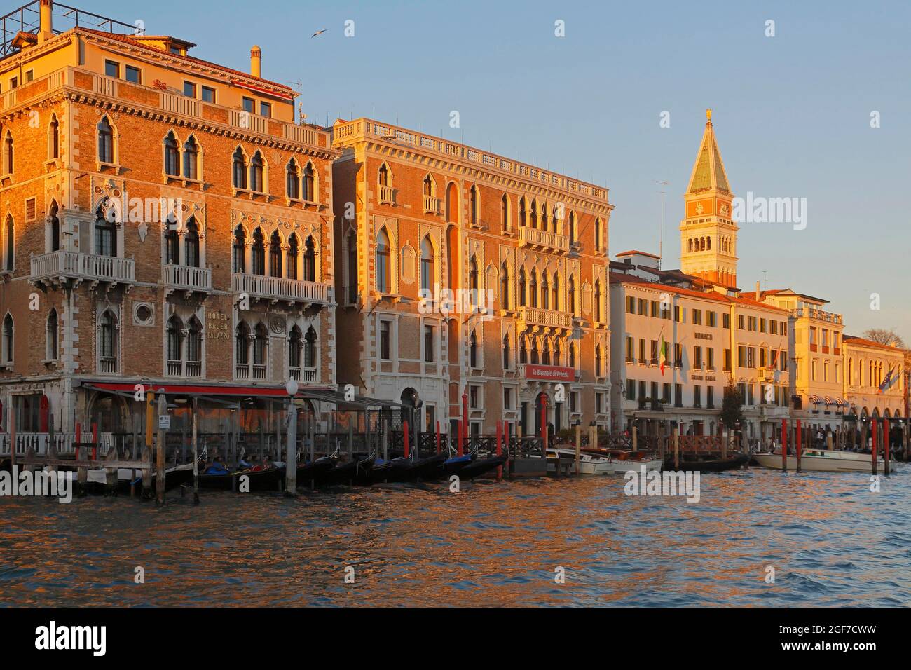 Hotel Farmer Palazzo, CA' Giustinien, Campanile, Grand Canal juste en face du coucher du soleil, Venise Venezia, Vénétie Veneto, Italie Banque D'Images