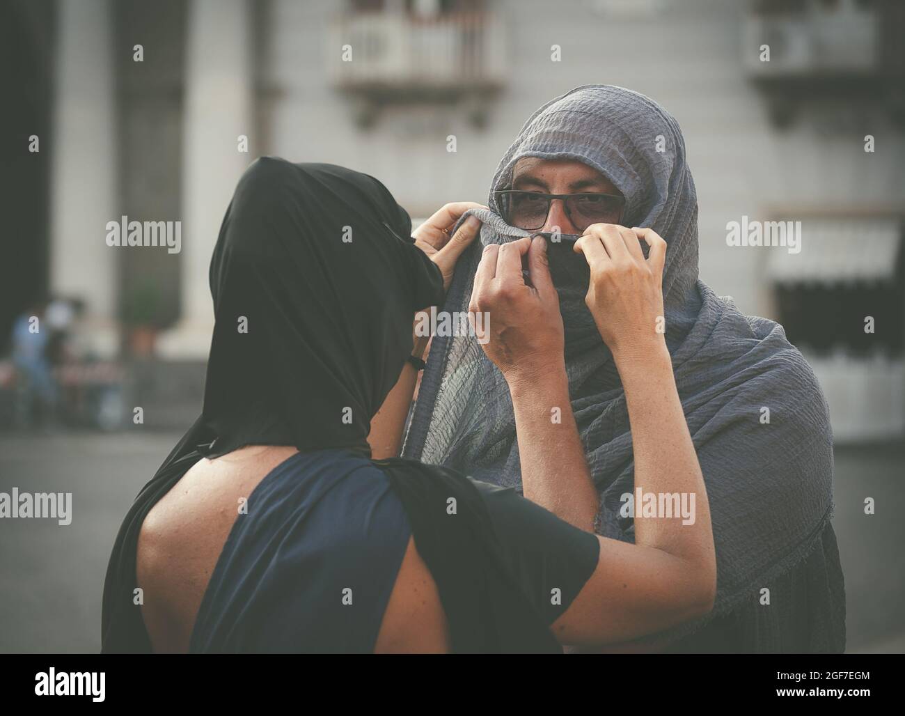 Napoli gli sta vicino, organizando un flash mob sur piazza plebiscito, indossano un velo, una sciarpa o un pareo Come fosse un burqa per denunciare Banque D'Images