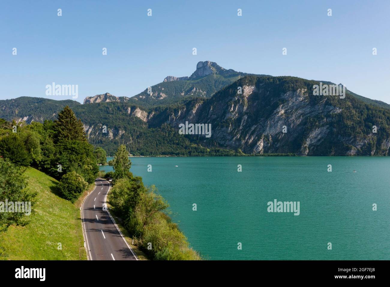 Route romantique autrichienne le long du Mondsee près de Pichl Auhof avec Schafberg, Mondseeland, Salzkammergut, haute-Autriche, Autriche Banque D'Images Route romantique autrichienne le long du Mondsee près de Pichl Auhof avec Schafberg, Mondseeland, Salzkammergut, haute-Autriche, Autriche Banque D'Images
