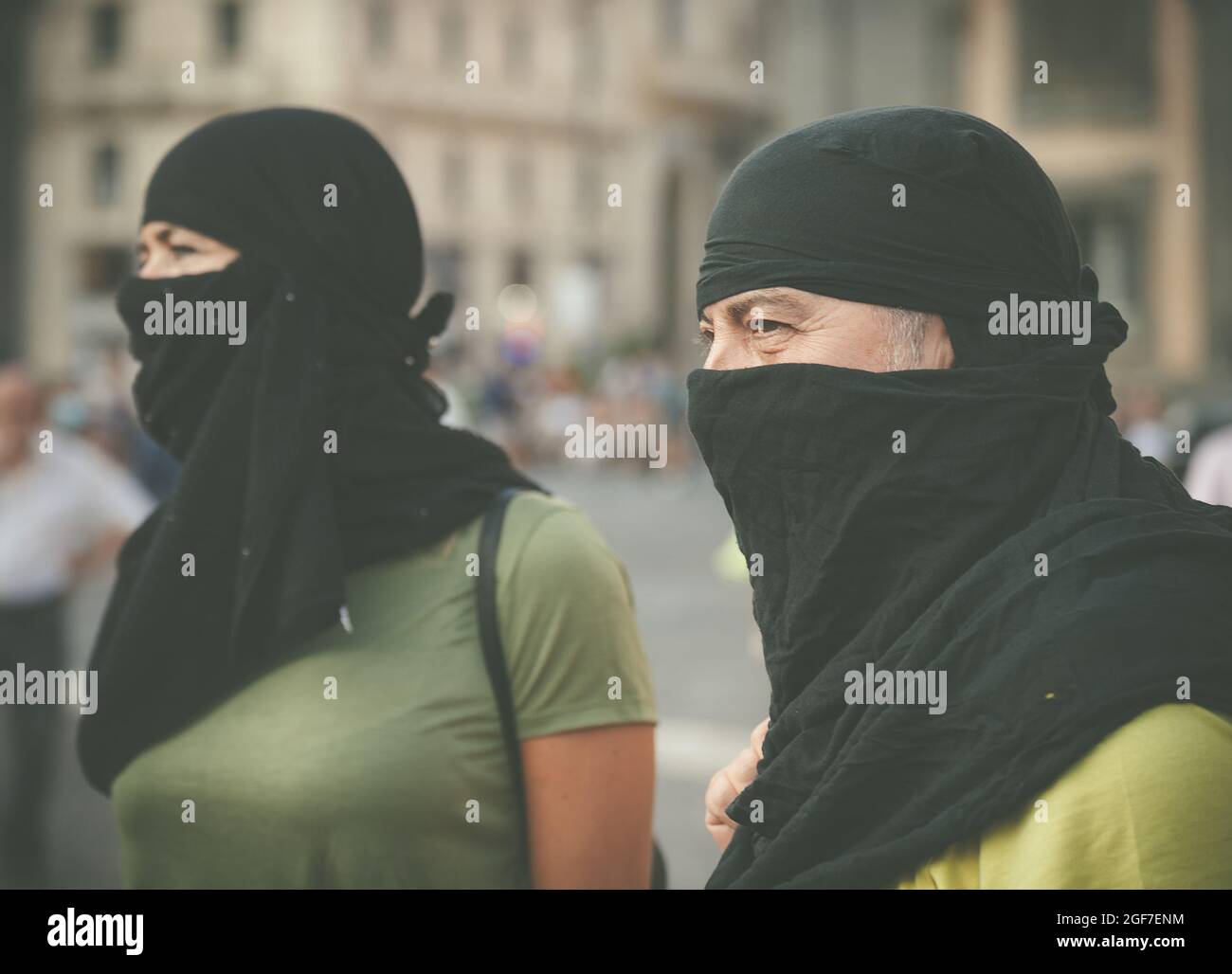 Napoli gli sta vicino, organizando un flash mob sur piazza plebiscito, indossano un velo, una sciarpa o un pareo Come fosse un burqa per denunciare Banque D'Images