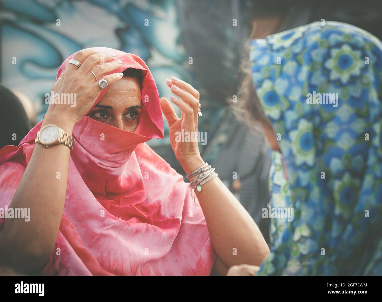 Napoli gli sta vicino, organizando un flash mob sur piazza plebiscito, indossano un velo, una sciarpa o un pareo Come fosse un burqa per denunciare Banque D'Images