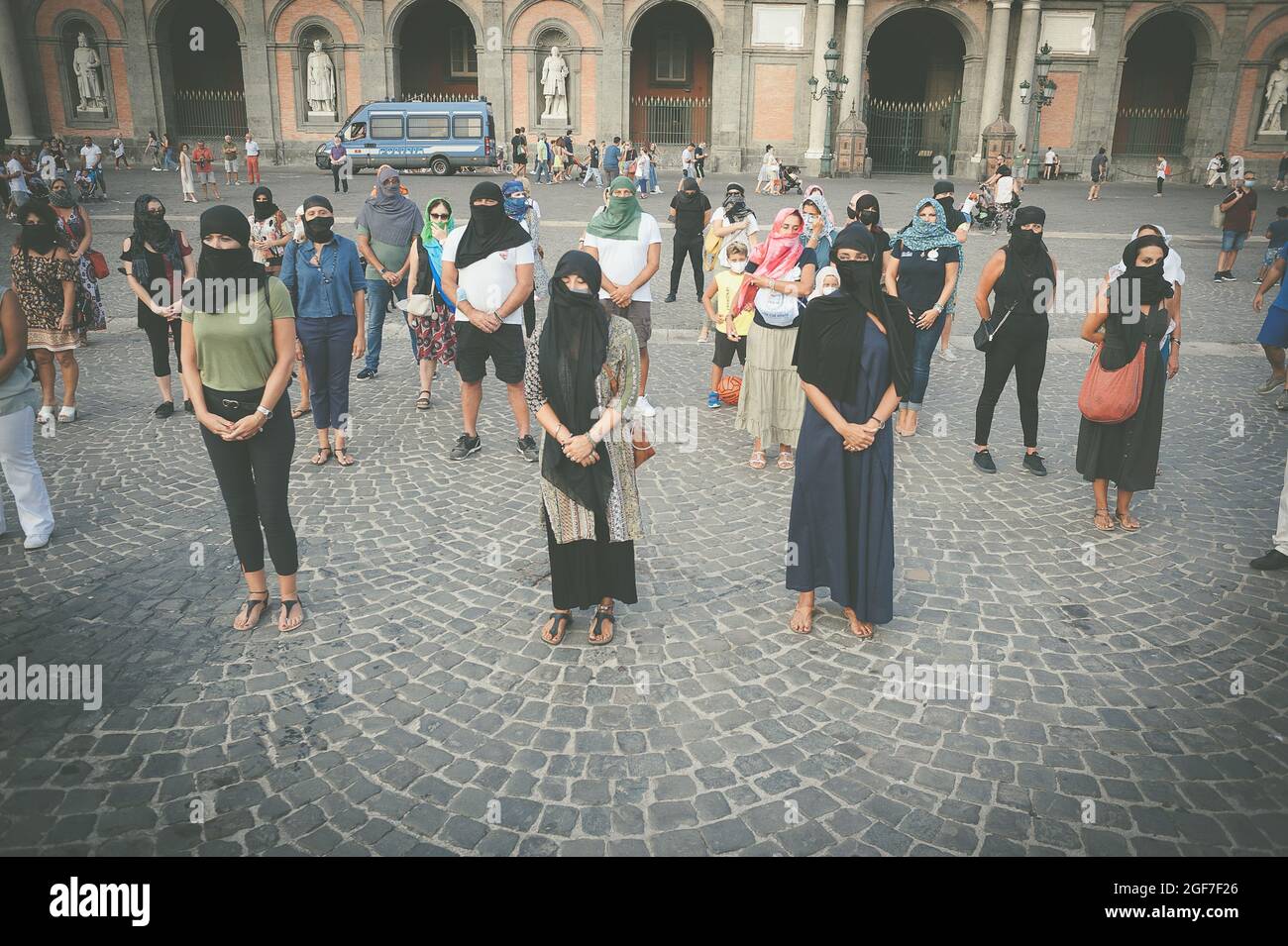 Napoli gli sta vicino, organizando un flash mob sur piazza plebiscito, indossano un velo, una sciarpa o un pareo Come fosse un burqa per denunciare Banque D'Images