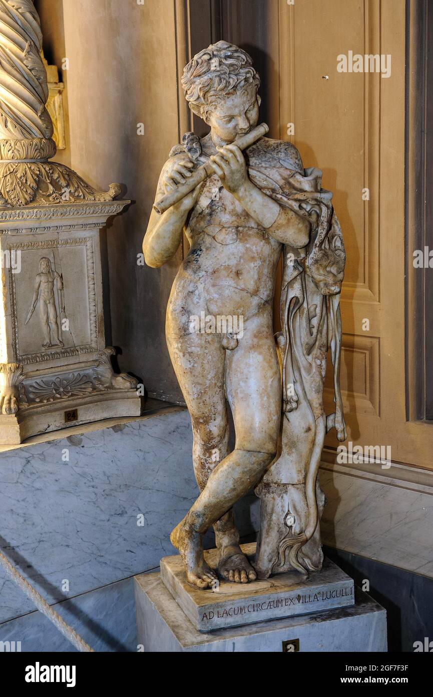 Statue en marbre d'enfant jouant la flûte, Musées du Vatican, Vatican, Italie Banque D'Images