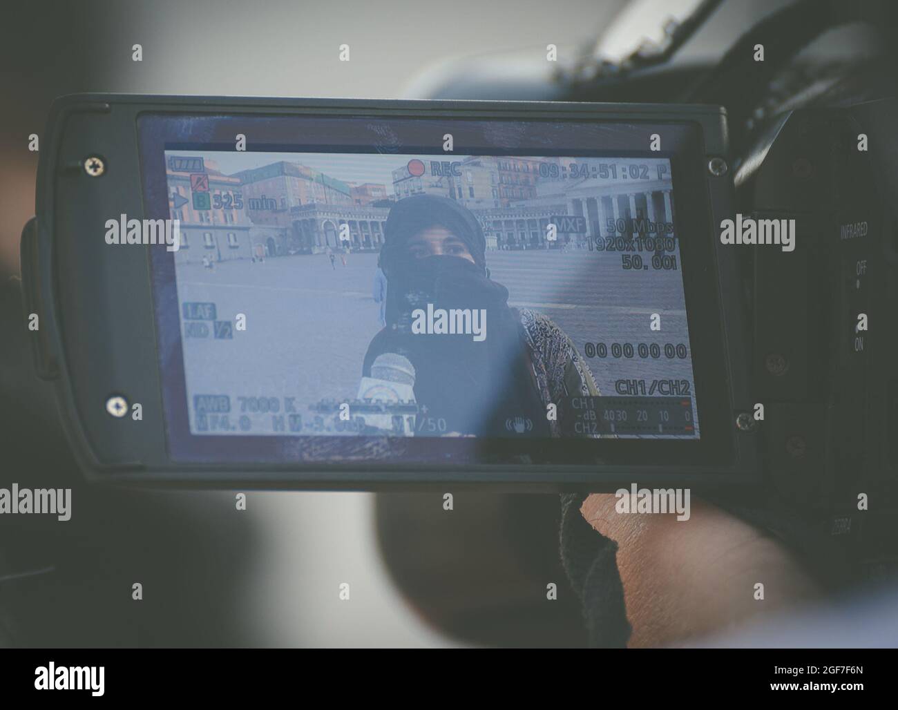 Napoli gli sta vicino, organizando un flash mob sur piazza plebiscito, indossano un velo, una sciarpa o un pareo Come fosse un burqa per denunciare Banque D'Images