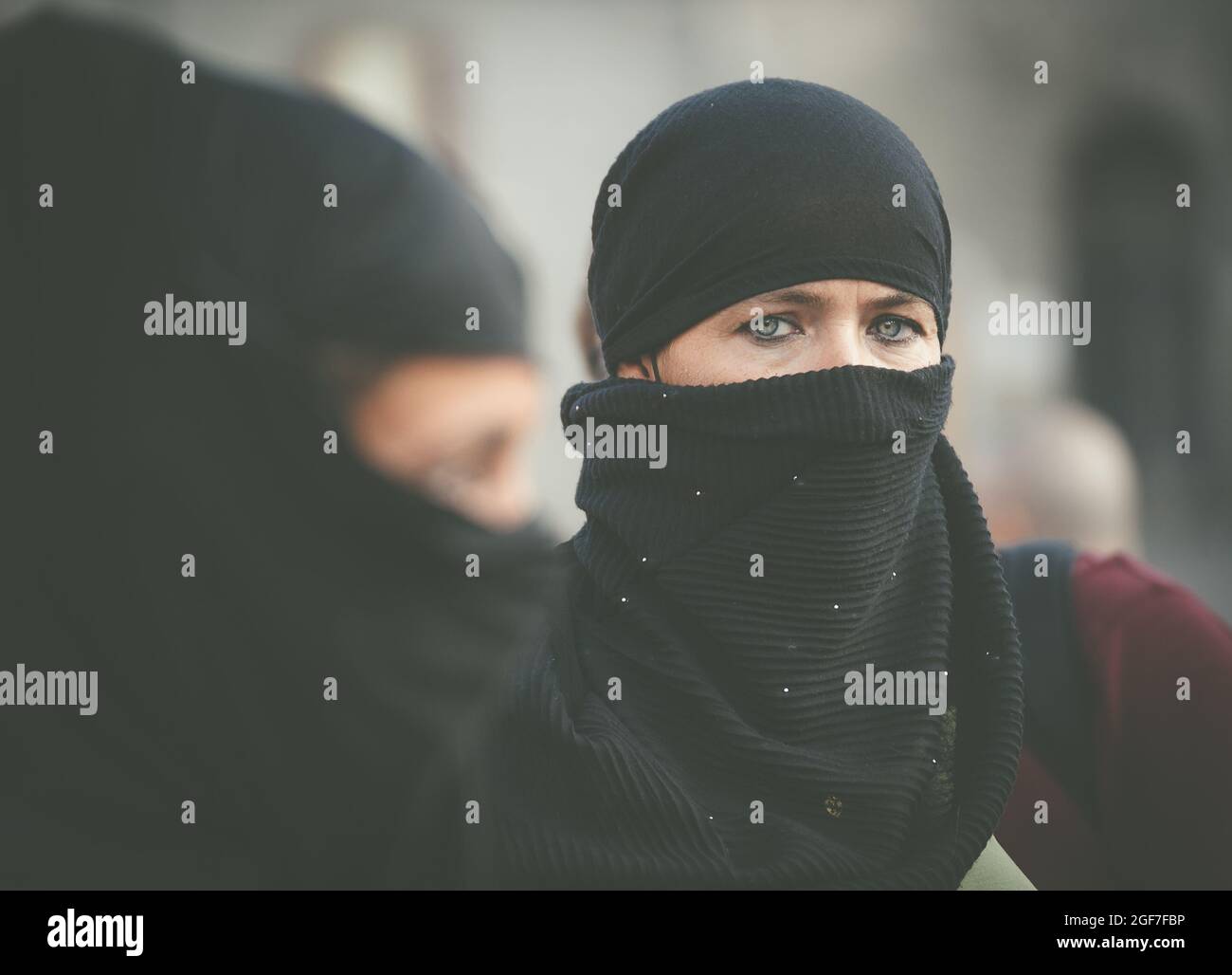 Napoli gli sta vicino, organizando un flash mob sur piazza plebiscito, indossano un velo, una sciarpa o un pareo Come fosse un burqa per denunciare Banque D'Images