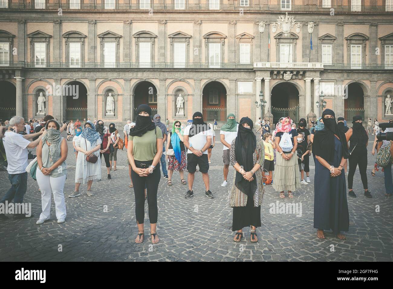 Napoli gli sta vicino, organizando un flash mob sur piazza plebiscito, indossano un velo, una sciarpa o un pareo Come fosse un burqa per denunciare Banque D'Images