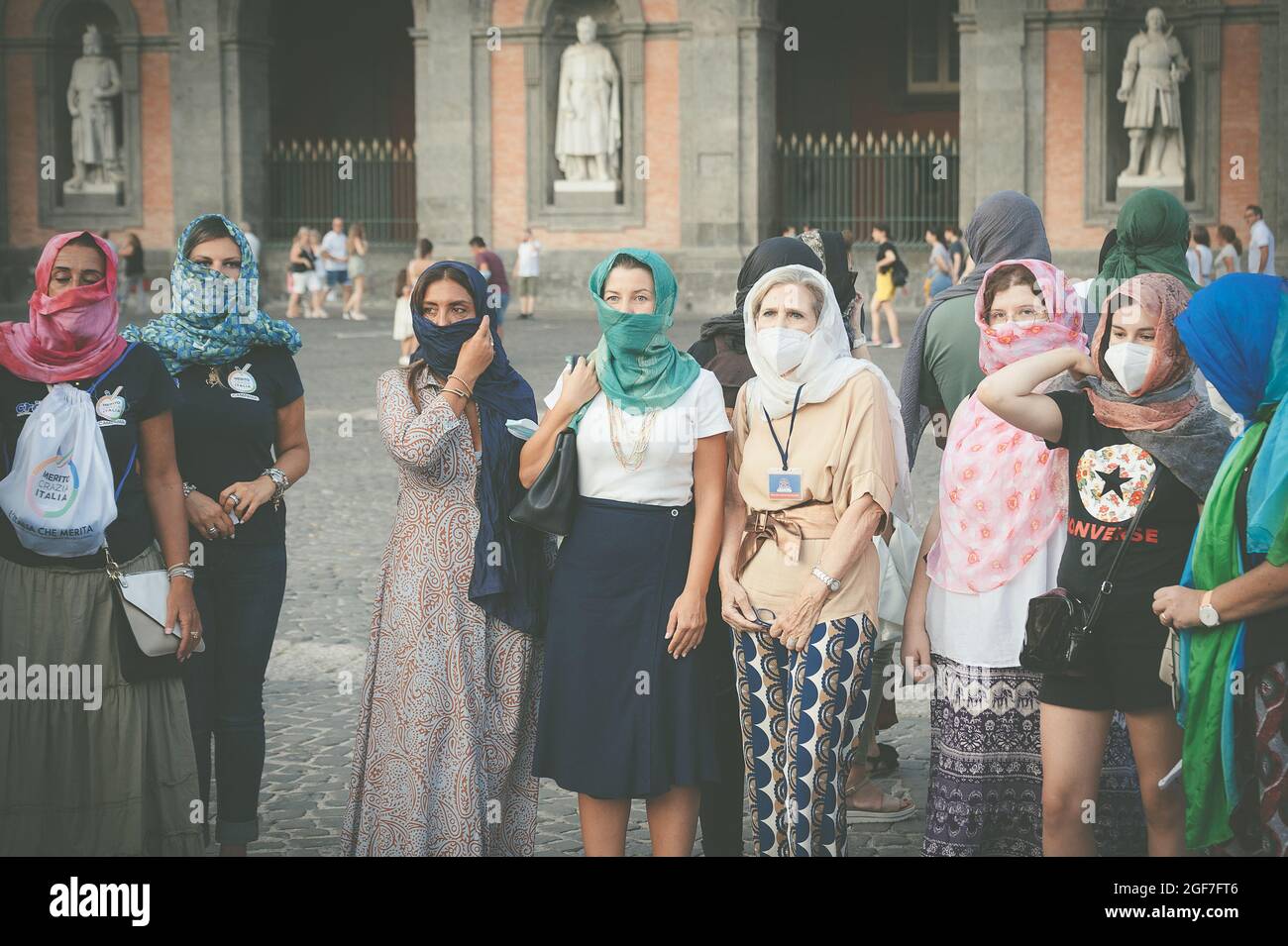 Napoli gli sta vicino, organizando un flash mob sur piazza plebiscito, indossano un velo, una sciarpa o un pareo Come fosse un burqa per denunciare Banque D'Images