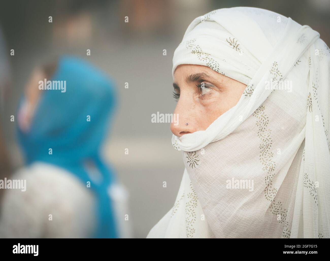Napoli gli sta vicino, organizando un flash mob sur piazza plebiscito, indossano un velo, una sciarpa o un pareo Come fosse un burqa per denunciare Banque D'Images
