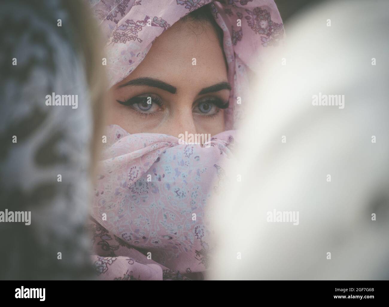 Napoli gli sta vicino, organizando un flash mob sur piazza plebiscito, indossano un velo, una sciarpa o un pareo Come fosse un burqa per denunciare Banque D'Images