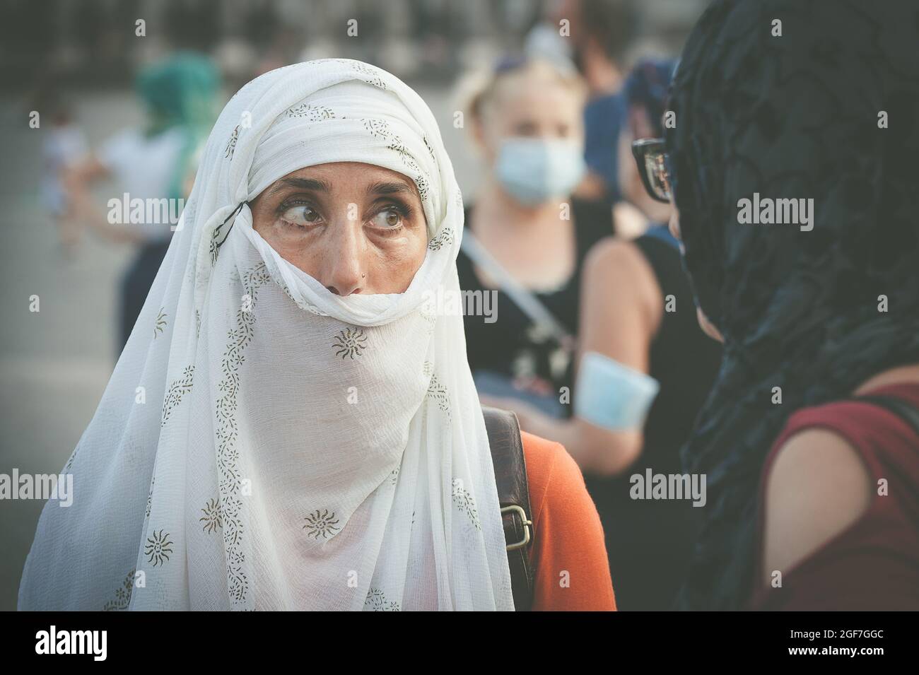 Napoli gli sta vicino, organizando un flash mob sur piazza plebiscito, indossano un velo, una sciarpa o un pareo Come fosse un burqa per denunciare Banque D'Images