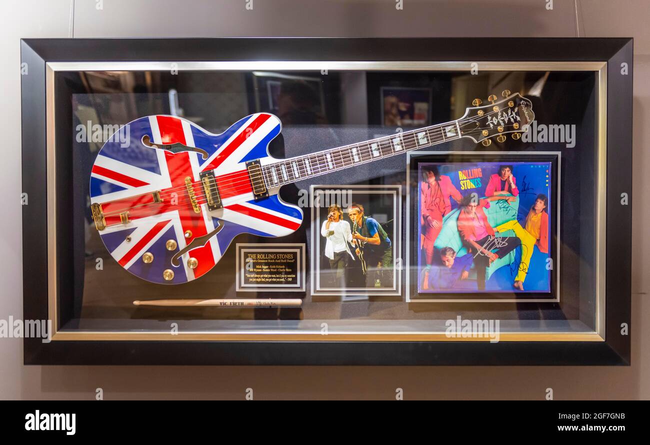Guitare électrique avec drapeau de Grande-Bretagne des Rolling Stones,  album siginé des Rolling Stones dans une vitrine, grand magasins de luxe  Photo Stock - Alamy