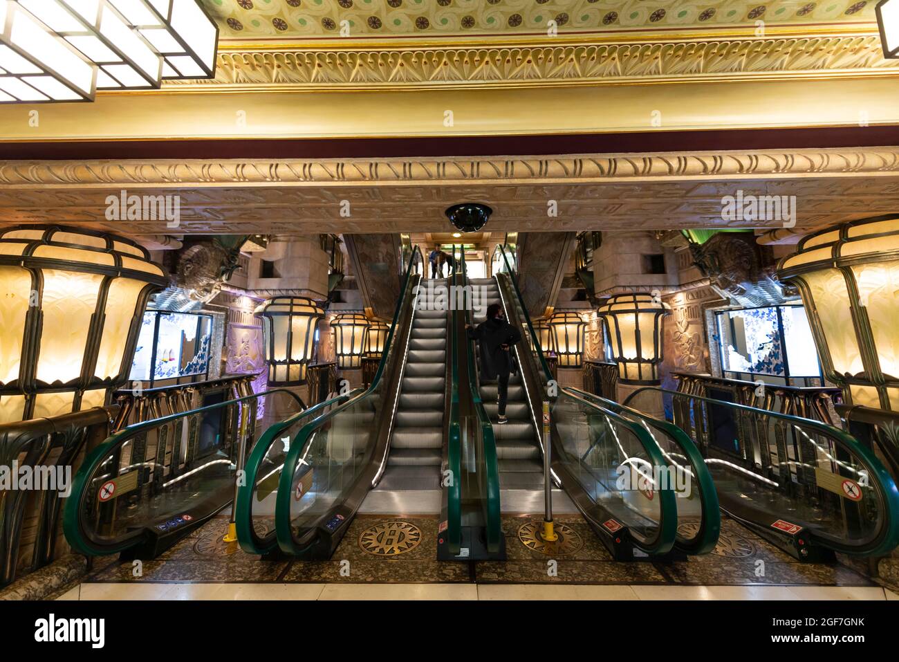 Escaliers roulants pour grands magasins, grands magasins de luxe, Harrods, Londres, Angleterre, Royaume-Uni Banque D'Images