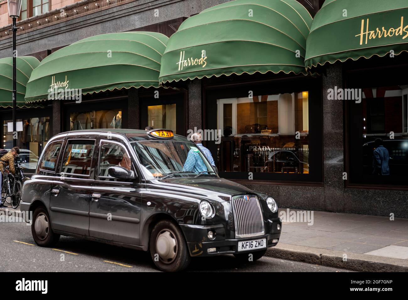 Black London taxi hors des grands magasins de luxe, Harrods, Londres, Angleterre, Royaume-Uni Banque D'Images