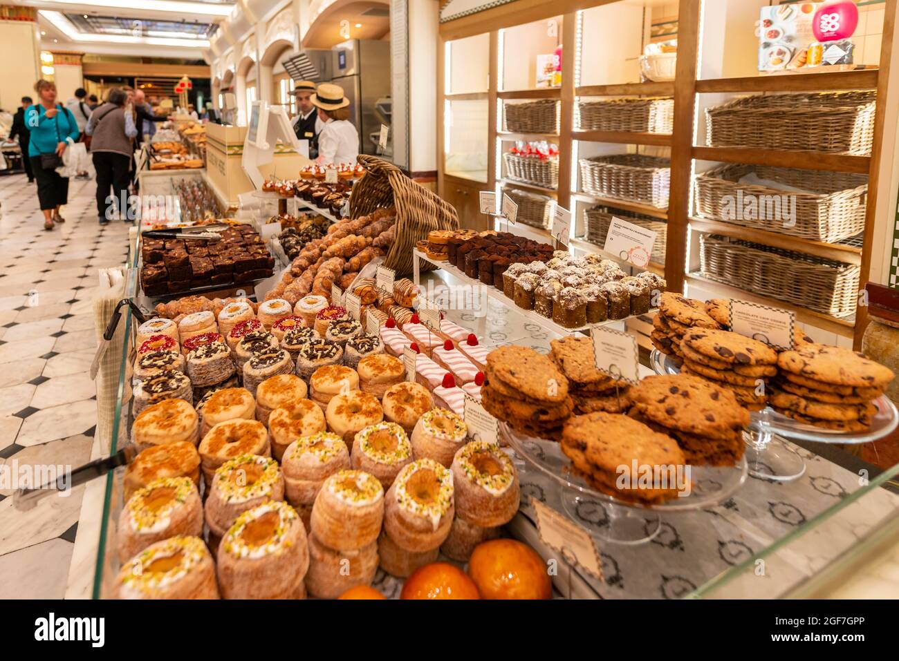 Biscuits et pâtisseries sucrées à un étalage, grands magasins de luxe, Harrods, Londres, Angleterre, Royaume-Uni Banque D'Images