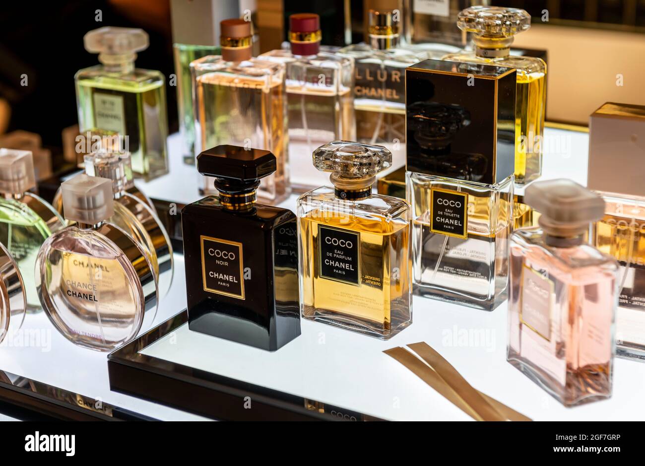 Différentes bouteilles de parfum sur un étalage, grand magasins de luxe, Harrods, Londres, Angleterre, Grande-Bretagne Banque D'Images