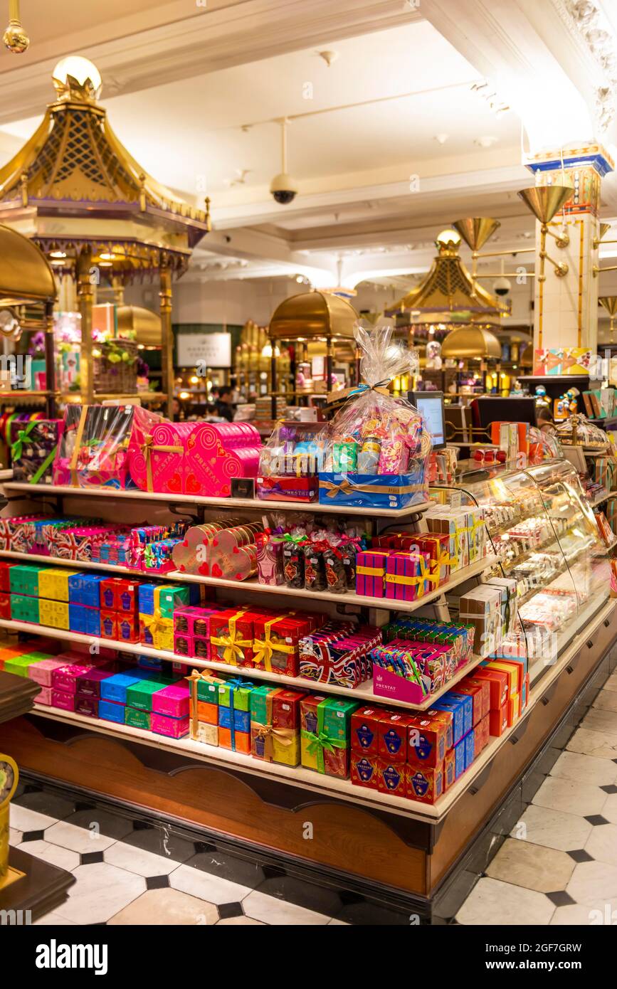 Bonbons emballés sous forme de cadeaux sur une étagère de grand magasin, des grands magasins de luxe, Harrods, Londres, Angleterre, Royaume-Uni Banque D'Images
