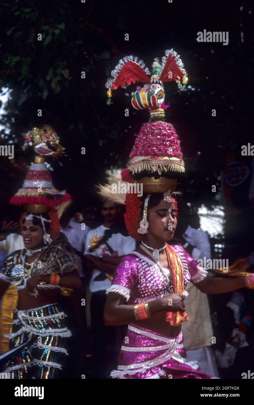 Danseuse folklorique équilibrant le pot de Karagam à Madurai, Tamil Nadu, Inde Banque D'Images