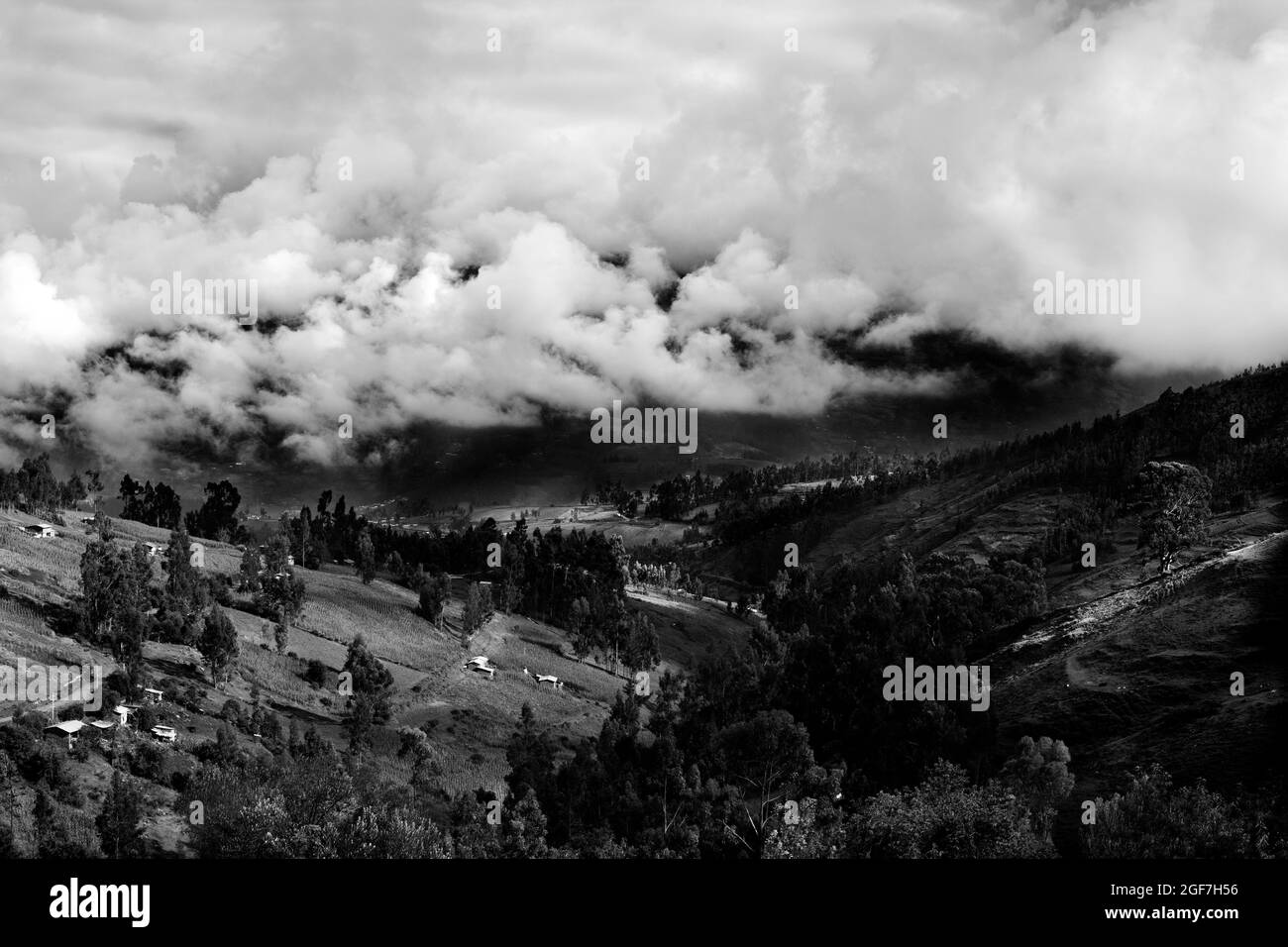 Montagnes des Andes au Pérou par une journée nuageux en noir et blanc Banque D'Images