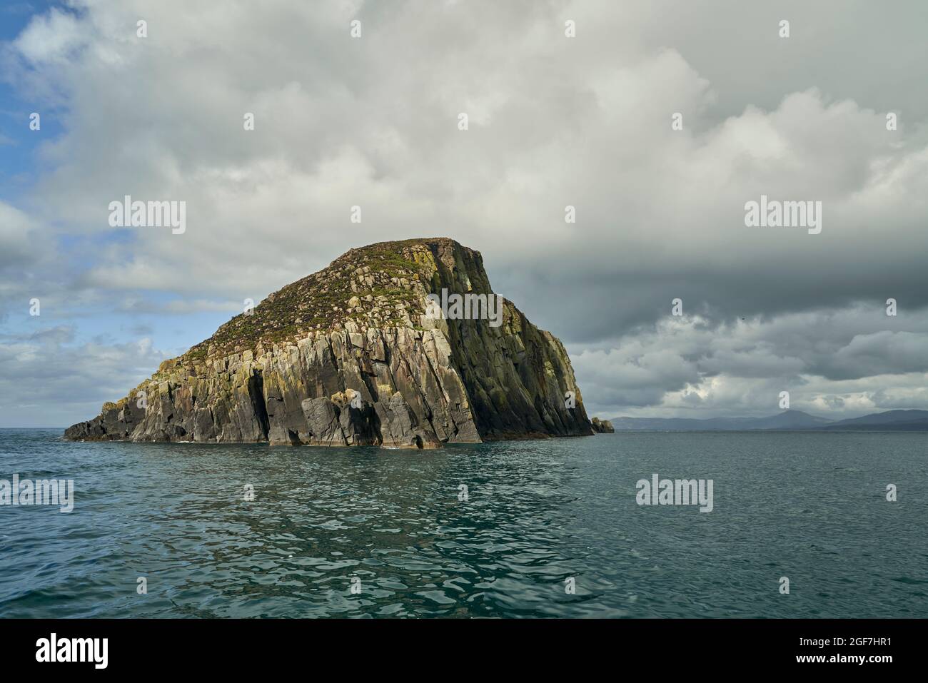 Les colonnes de basalte volcanique et de dolérite sur les falaises de Garbh Eilean dans les îles Shilantes. Banque D'Images