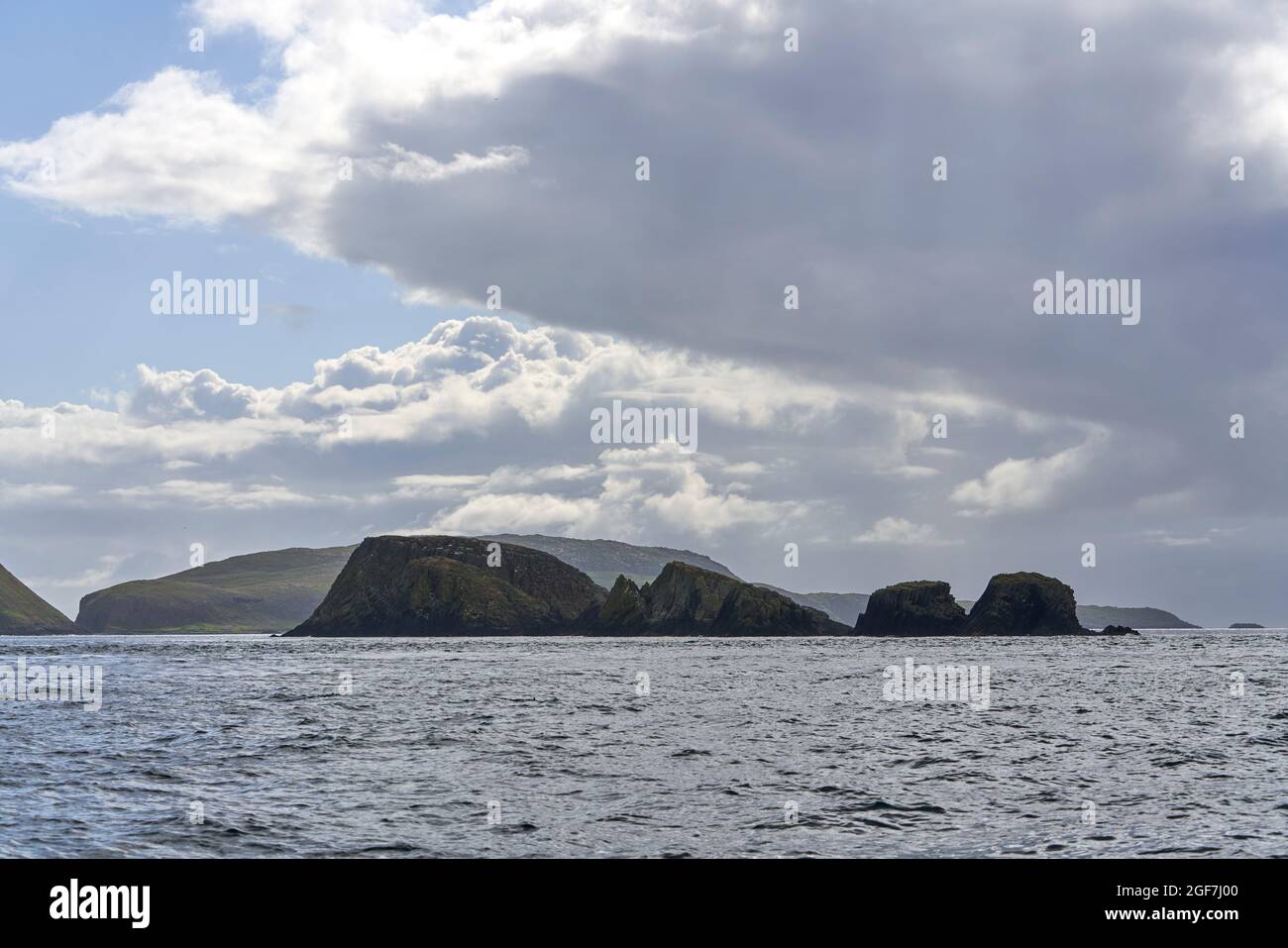 Galtachanan roque avec les Shiant Isles en arrière-plan. Banque D'Images